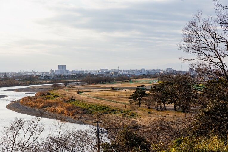 古墳のある公園から、先ほどのグラウンドを見下ろす。かなりの高台になっていることが分かる