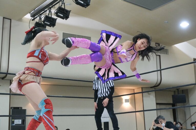 “中学生レスラー”の華麗な飛び技…「一番緊張した」チャンピオンとの一騎打ちで美蘭が見せた“成長の証”　受験勉強との両立が今後の悩み？(13)