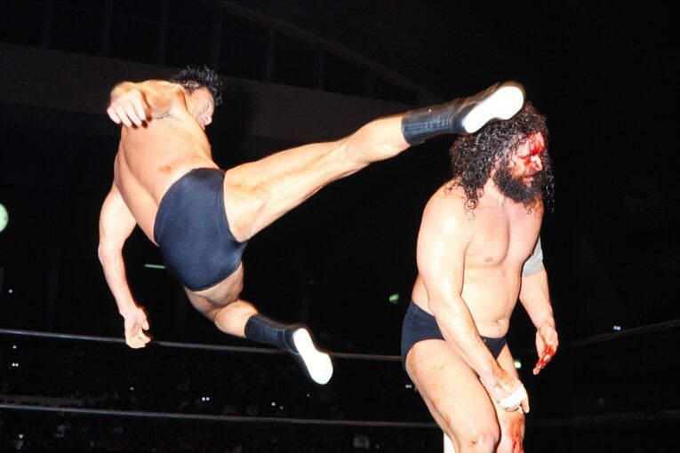 流血するブロディの顔面に猪木が延髄斬り【スワイプするとそのほかの「死闘写真」もご覧になれます】　©AFLO