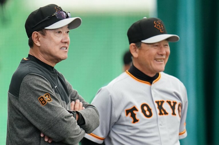 原辰徳監督（左）を支える65歳の久保康生・巡回コーチ ／ photograph by SANKEI SHIMBUN