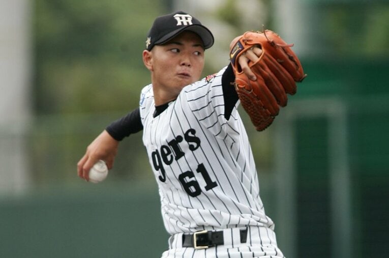 2005年6月、阪神鳴尾浜球場で。16歳の辻本賢人はタテジマのユニフォームに袖を通してマウンドに立った ／ photograph by JIJI PRESS