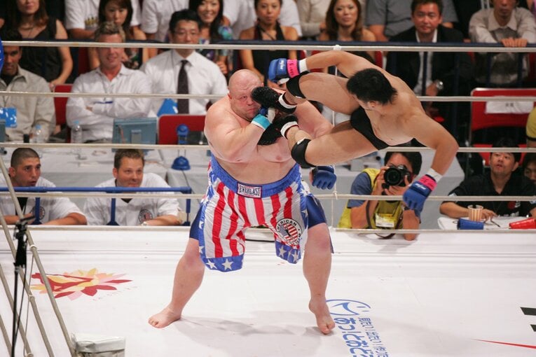 バタービーンにドロップキックを放つ美濃輪育久　©Toshiya Kondo