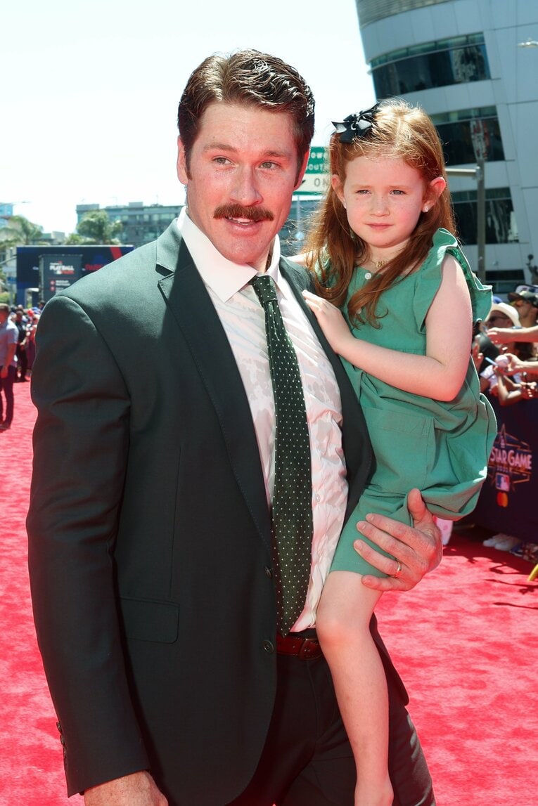 オールスターで娘さんを抱え、レッドカーペットを歩くマイコラス　©Getty Images