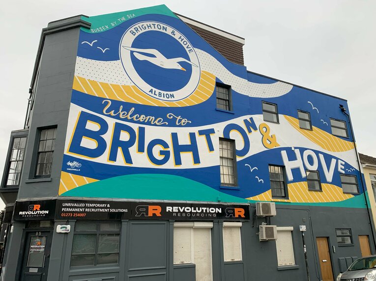 街の中にはこんな絵が　©Yoichi Igawa　