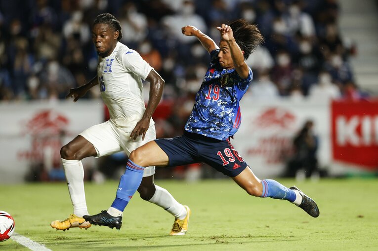 林のポストプレーによって「2列目の3人が前を向いて仕掛けることができていた」　©Ryo Kubota