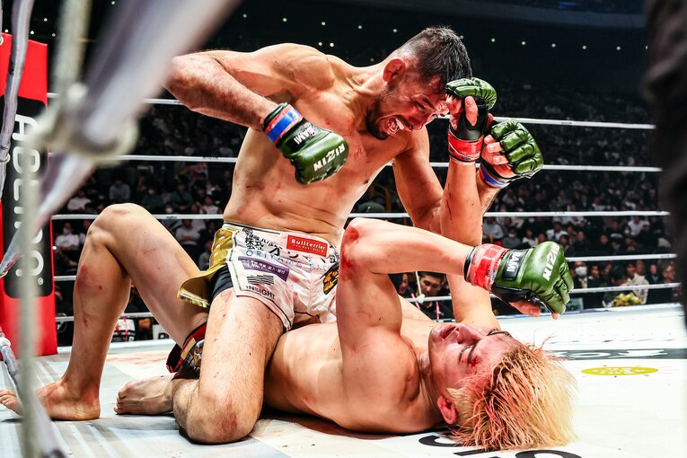 マウントポジションから鈴木千裕にパウンドを落とすクレベル・コイケ（1枚目／全6枚）©RIZIN FF Susumu Nagao