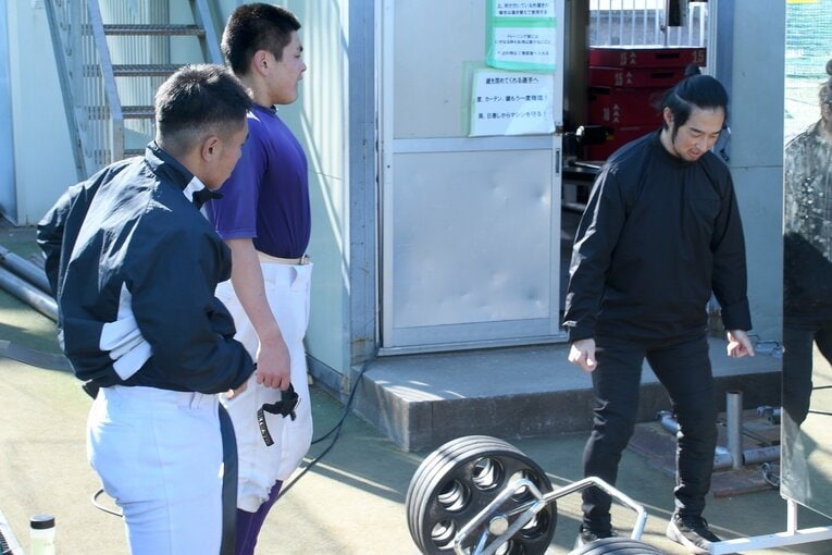 トレーナーの指導を受ける藤嶺藤沢高のナイン　©Zen Suzuki