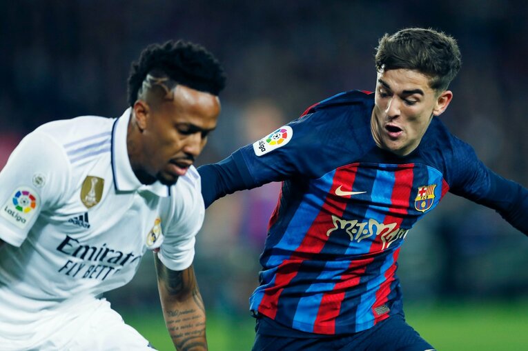 「バルサがメッシ退団後初のリーガ制覇」間近なクラシコの“喜びと憎しみ、一瞬のリスペクト”を撮った「18歳ガビが倒れたレアルDFを…」(2)