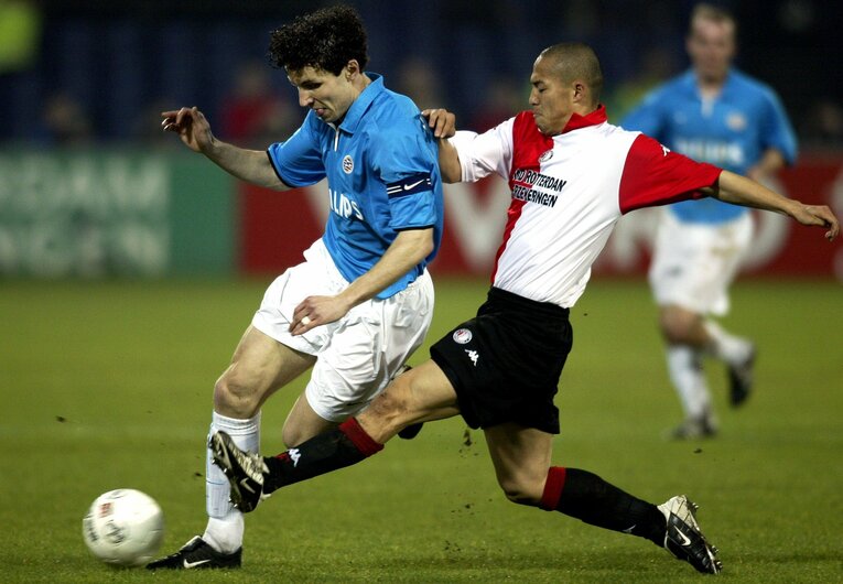 ファンボメル（左）と小野のマッチアップ　©︎Reuters/AFLO