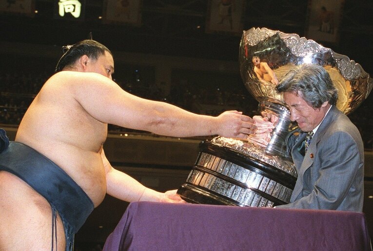 「痛みに耐えてよく頑張った！ 感動した！」は流行語に　©JIJI PRESS