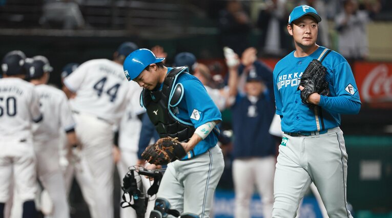 2024年5月1日、西武戦でサヨナラ本塁打を浴びた齋藤と田宮裕涼（左）のバッテリー　©︎SANKEI SHIMBUN