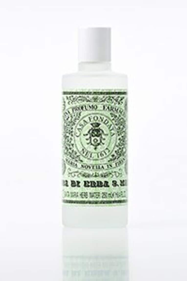 1612年薬局設立当時の初代薬局長、フラ・アンジョロ・マルキッシのレシピをもとに、今も生産を継続しているハーブウォーター。鎮静効果が高いと言われているサンタマリア草を使用し、爽やかな香りが魅力だ。リフレッシュ効果もあるので、スポーツの休憩時に使用するといいだろう。250ml／3675円、500ml／5250円。 