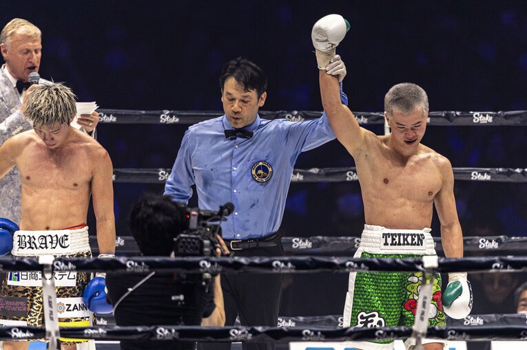 勝ち名乗りをあげる那須川天心　©Takuya Sugiyama