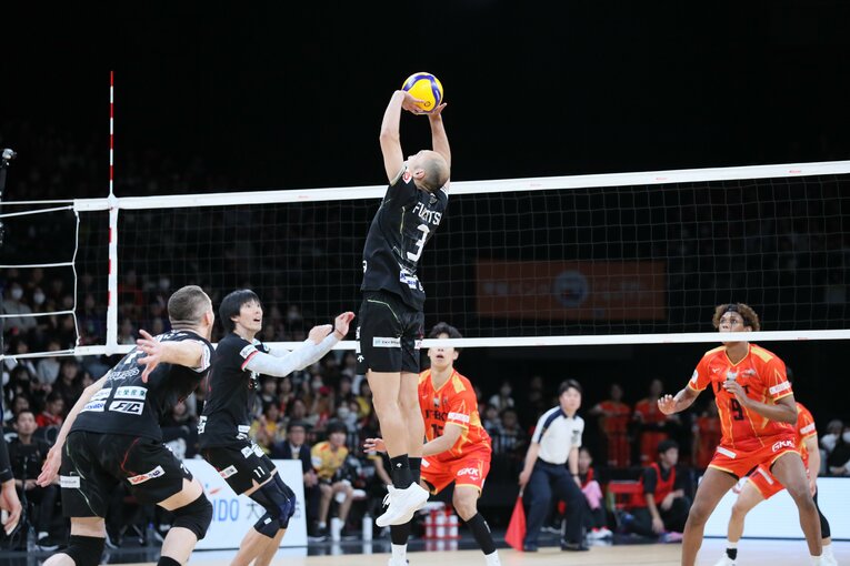 年齢を重ねるにつれて、磨きがかかっている深津の華麗なトス　©︎SV.LEAGUE