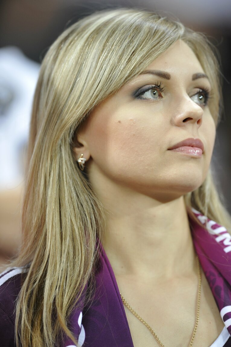 EUROにいた美しい女性サポーターの応援姿（50枚超）　©Sports Graphic Number