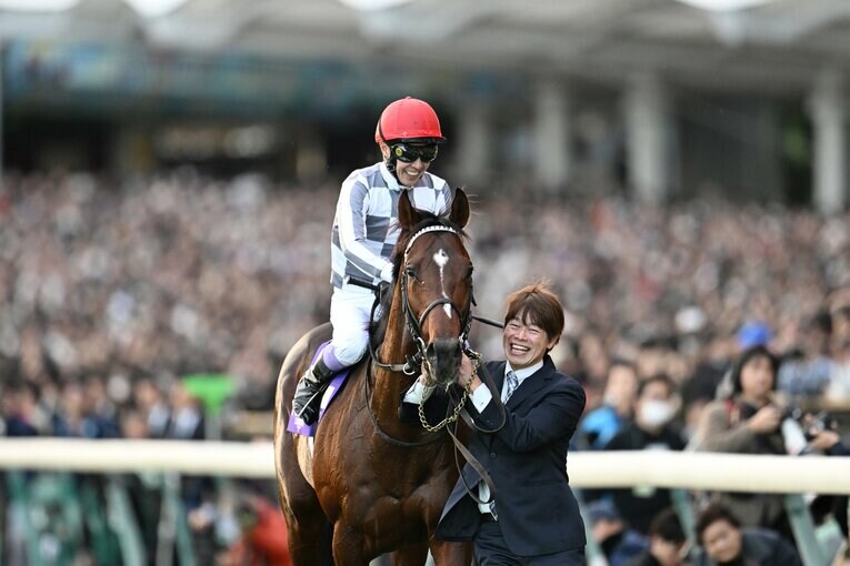 ドウデュースのウイニングラン　©Keiji Ishikawa