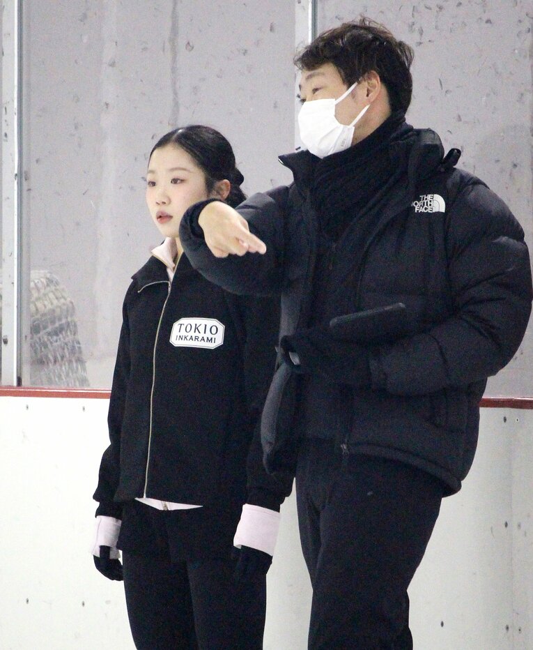 中庭健介コーチ（右）から指導を受けるフィギュアスケート女子の中井亜美（2025年11月）©︎JIJI PRESS