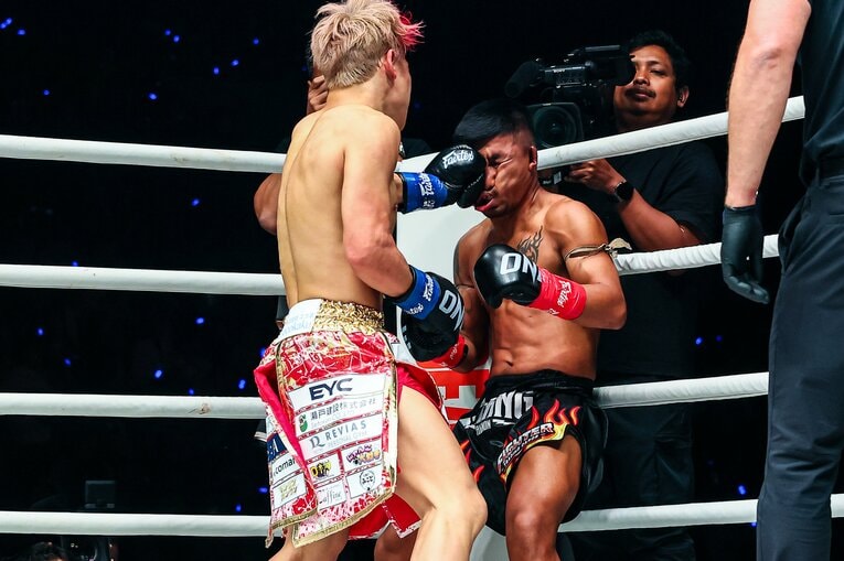 ロッタンに連打を浴びせる武尊　©ONE Championship Susumu Nagao