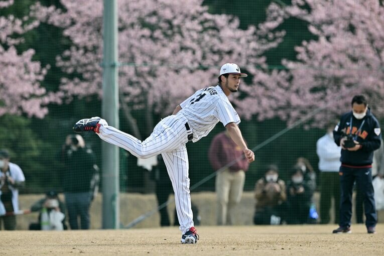 WBC合宿初日で遠投するダルビッシュ　©︎HIdeki Sugiyama