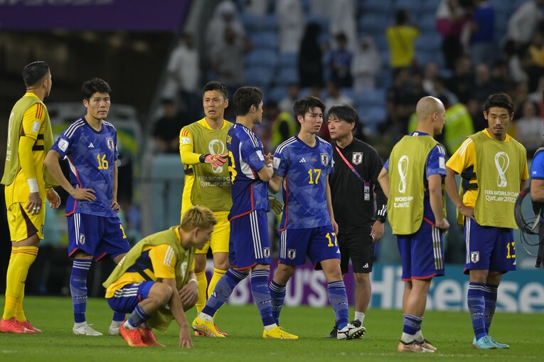 クロアチア戦後、しゃがみ込む堂安　©Koki Nagahama/JMPA