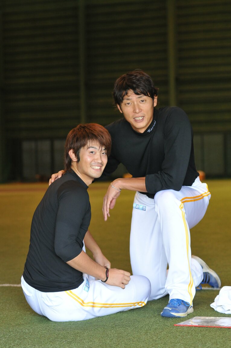 リハビリコーチ時代（2011年）の斉藤和巳　©BUNGEISHUNJU