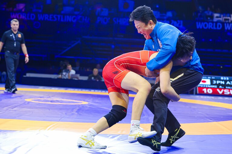 2023年9月、2度目の世界選手権制覇を果たした藤波朱理の「歓喜のタックル」　©Getty Images