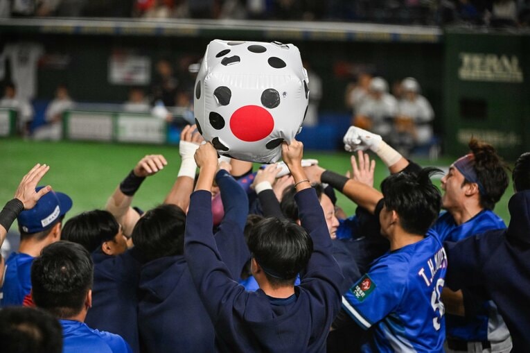 プレミア12決勝戦、先制ホームランの林家正を「幸運のサイコロ」で出迎える台湾ベンチ　©Nanae Suzuki