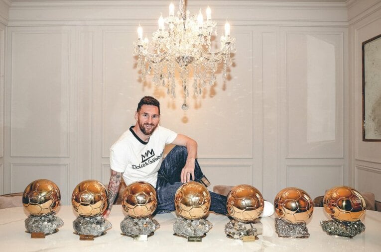 獲得した7つのトロフィを前に笑顔のメッシ。インタビューでは、ありのままに心境を語った ／ photograph by L’Équipe