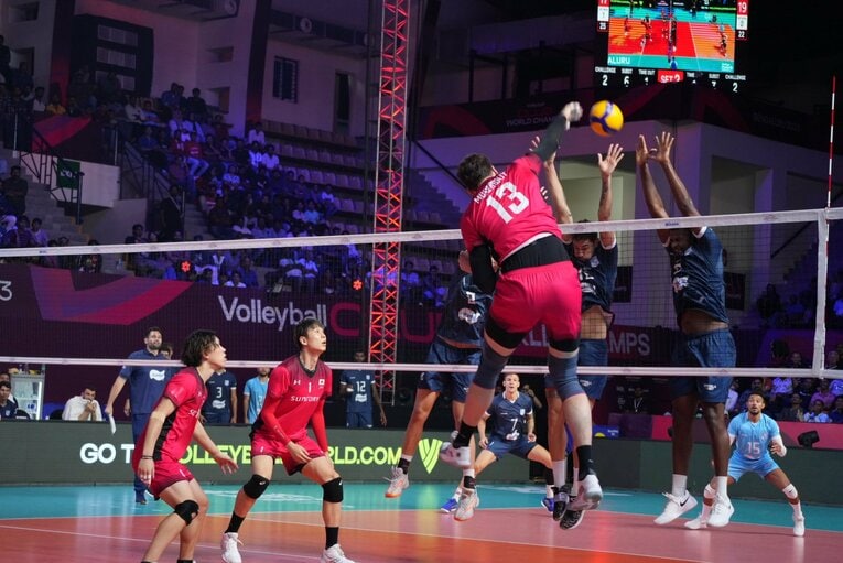 身長218cmのムセルスキーとスパイク（世界クラブ選手権）©︎SUNTORY SUNBIRDS©︎SUNTORY SUNBIRDS