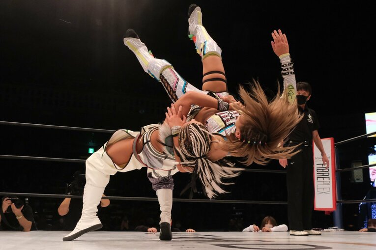 スターダム退団マッチで小波が“亡き戦友”木村花の技に込めた意味とは？ 対戦したジュリアは試合中に涙…「まだまだNEVER ENDです」(27)