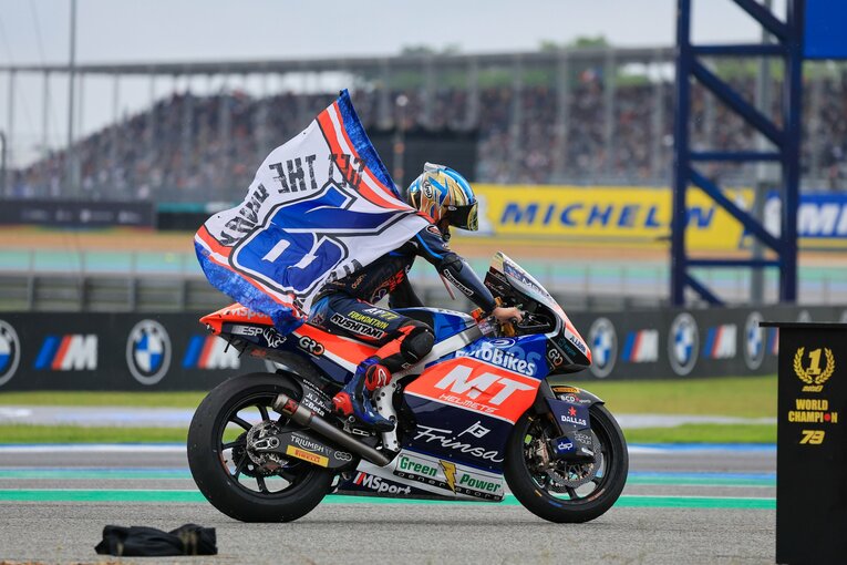 2位でゴールしフラッグを受け取った小椋。ヘルメットの中では泣いていたのかもしれない　©Satoshi Endo