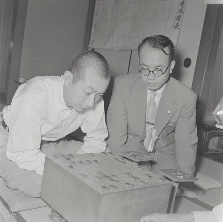 1953年の第1回文壇将棋大会。「昭和の棋聖」呉清源と若き日の大山康晴　©BUNGEISHUNJU