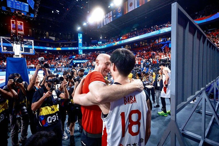 試合後のホーバス監督と馬場雄大　©︎FIBA