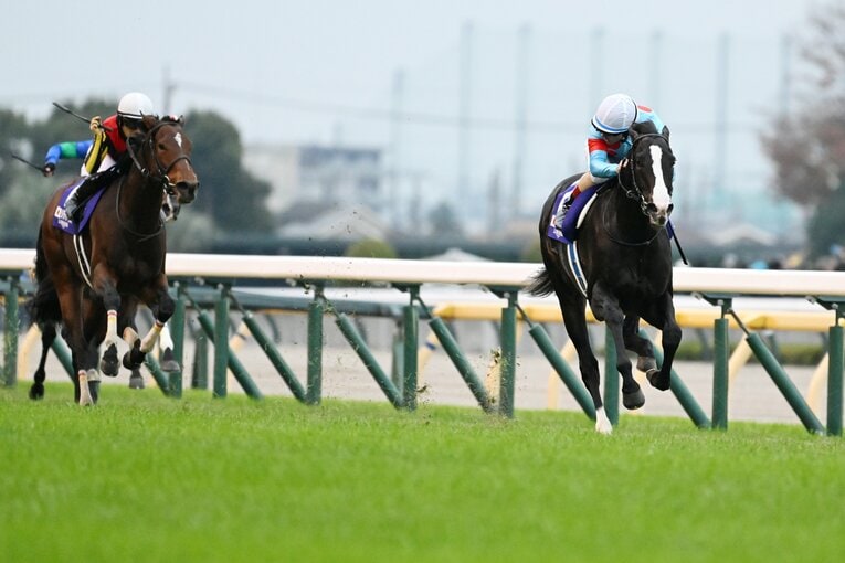 ルメールには後ろを振り返るほどの余裕があった　©Keiji Ishikawa