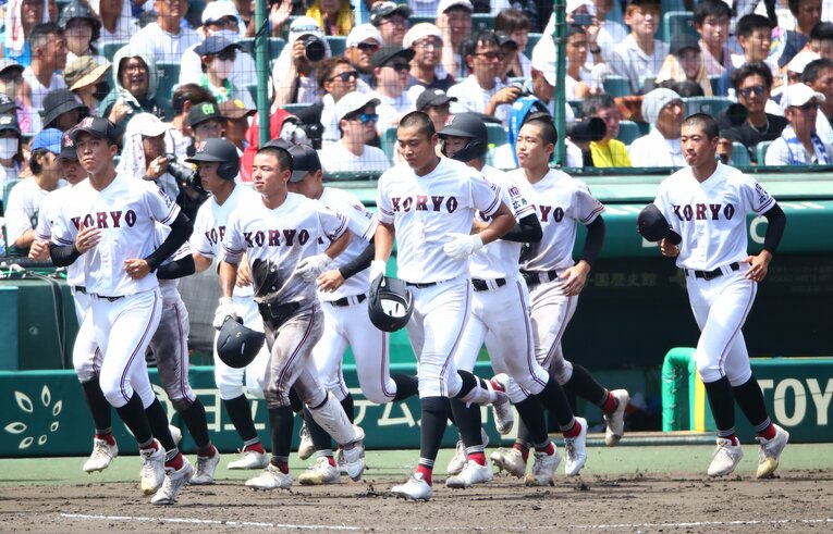 昨夏の広陵高。帽子は黒、アンダーシャツも黒だった　©JIJI PRESS