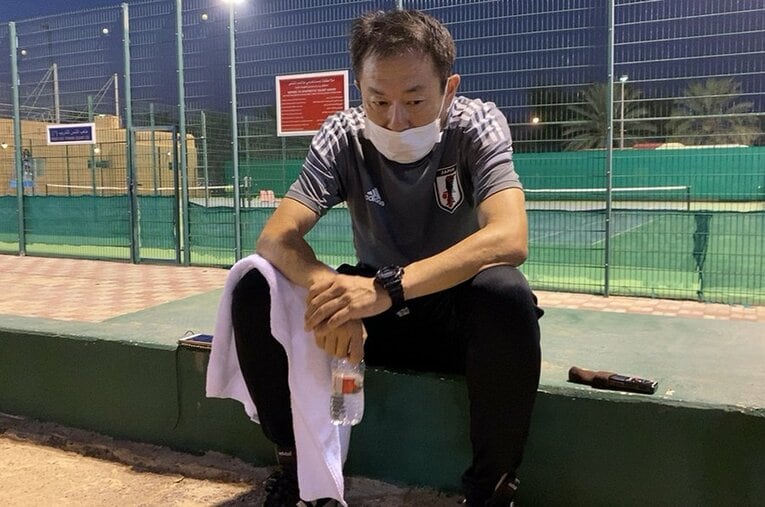 “囲み取材”に対応した反町技術委員長　©Atsushi Iio