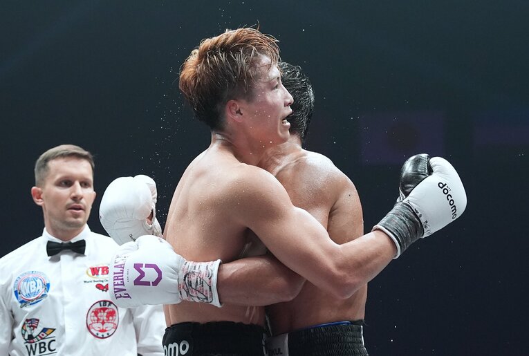 健闘を称え合う井上尚弥とアフマダリエフ　©Naoki Fukuda