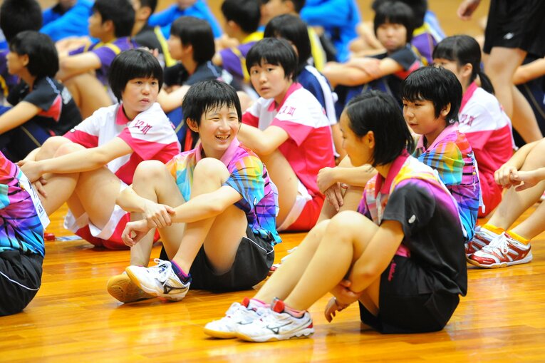 当時中学2年生の早田ひな、右は伊藤美誠（2014年 全国中学校体育大会）©︎AFLO SPORT