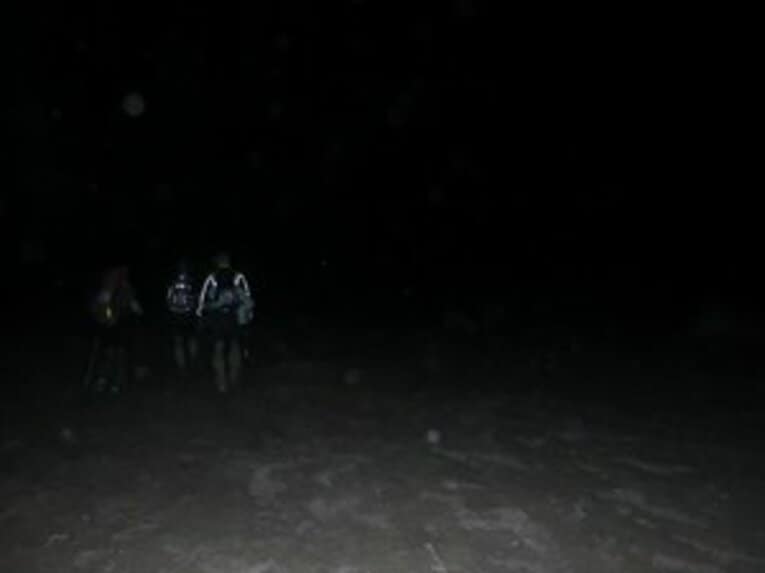 夜の砂漠はこんな感じ。周囲にいるランナーだけが命綱