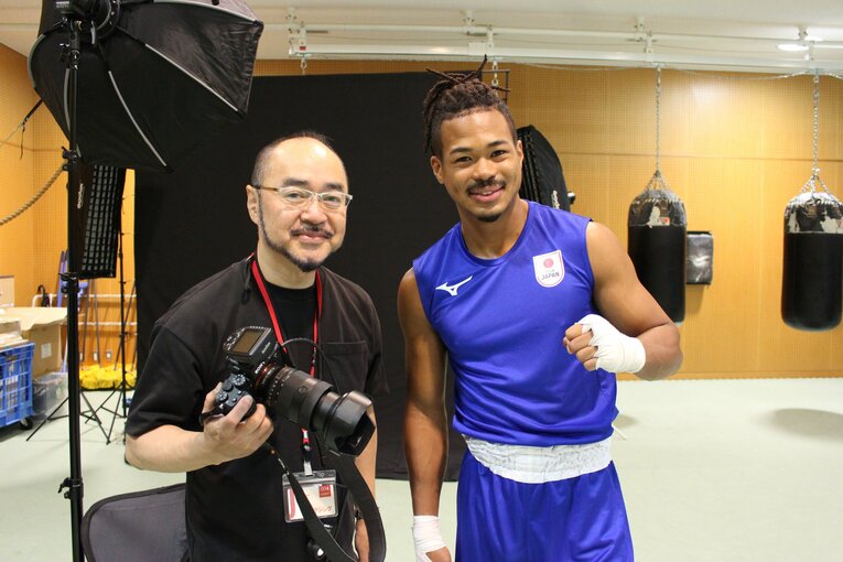 岡澤セオンがパリに発つ直前の2024年7月。福田直樹は撮影を通じてエールを送った　©Number Web