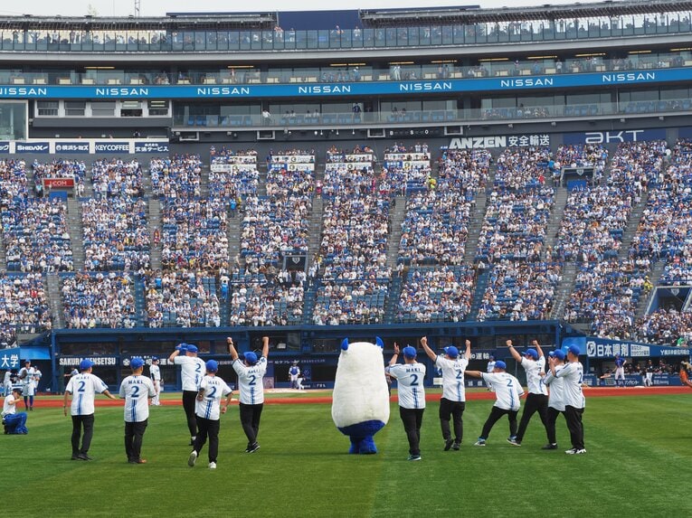 3回裏、17人を代表して、柔道界の牧さんがボールキャッチに成功、本物の牧はこの次のイニングで同点打を放つ　©Yu Saito