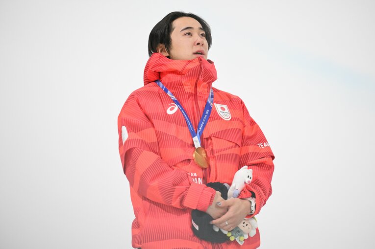 脱帽して国歌を聴く戸塚。ミセスの大森氏に似てる……？　©Nanae Suzuki/JMPA