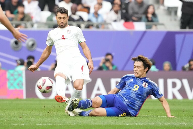 スライディングでフィードを妨害する上田綺世　©Masashi Hara