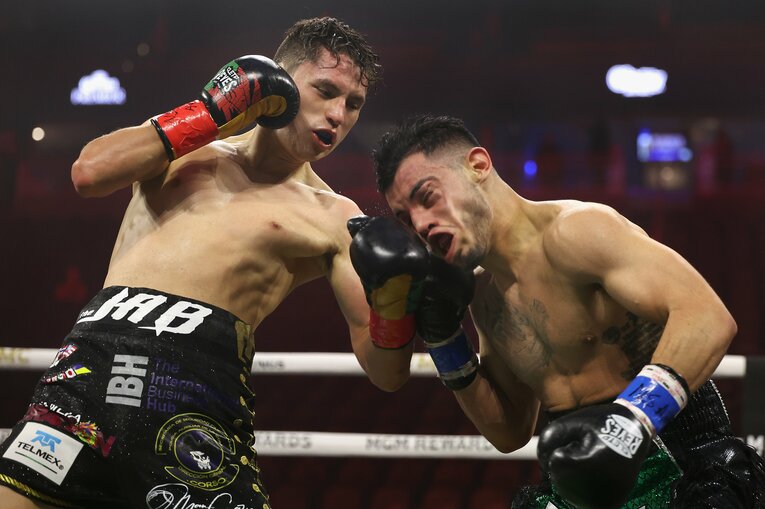 2024年5月、ダミアン・バスケス（米国）に5回TKO勝利を飾ったアラン・ピカソ　©︎Getty Images