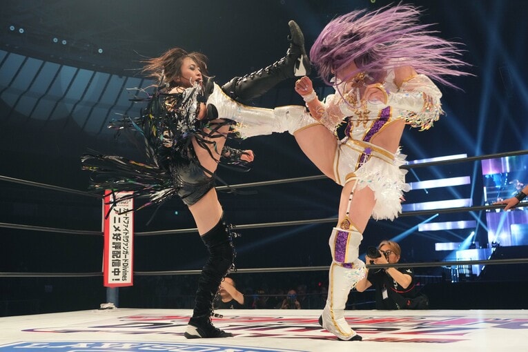 上谷沙弥と中野たむのキック合戦　©Essei Hara