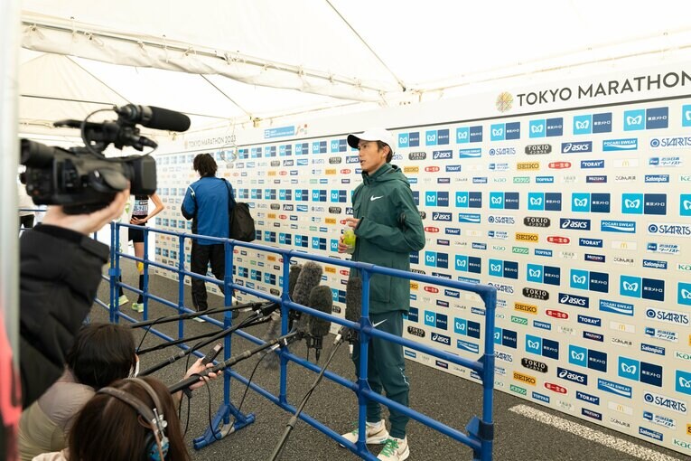 ミックスゾーンでメディアの取材に答える大迫　©︎Shota Matsumoto