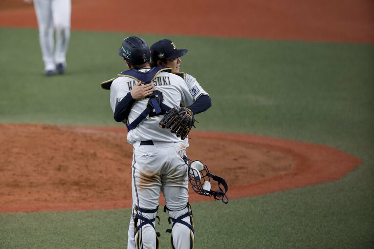 山本由伸が若月捕手とハグ（3枚目／3枚中）　©︎Kiichi Matsumoto