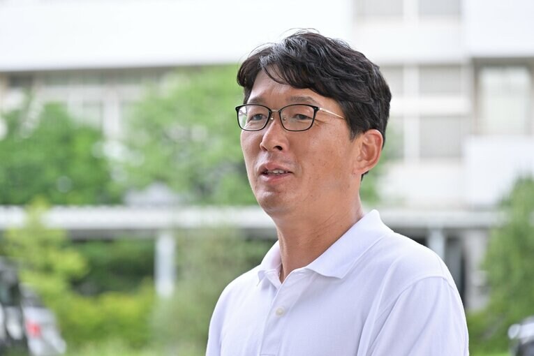 桐朋中高で6年間豊田を指導した外堀先生。かつては走高跳で日本2位の実績を持つ　©Hideki Sugiyama