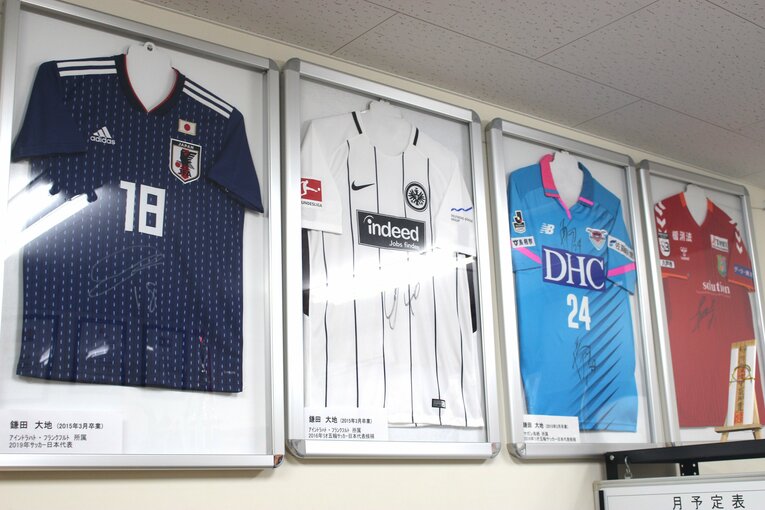サッカー部のスタッフルームに飾られた鎌田大地のユニフォーム　©Number Web