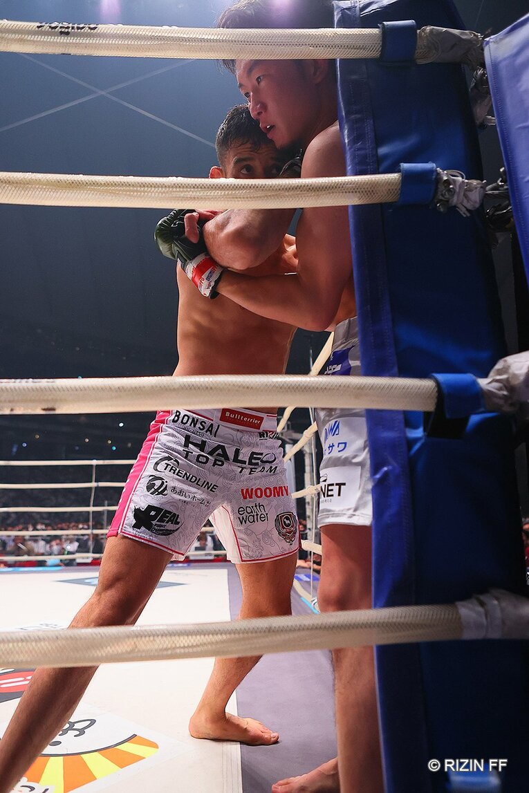 【RIZIN】朝倉海の勝因と朝倉未来の敗因は同じ？ なぜ弟は“フルスイング8連発”で勝ち、兄は三角絞めで失神したのか(16)